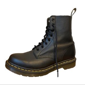 Dr. Marten’s 1460 Original Pascal Lace Up Boots in Great Condition. Size 8 US.